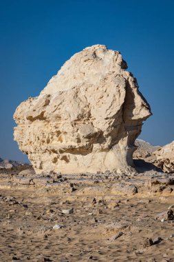 Beyaz Çöl Ulusal Parkı, Al Farafra, New Valley, Mısır. Batı Mısır 'ın Beyaz Çölü' nde kaya zirvesi.