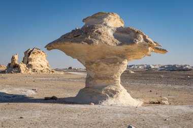 Beyaz Çöl Ulusal Parkı, Al Farafra, New Valley, Mısır. Batı Mısır 'ın Beyaz Çölü' nde kaya zirvesi.