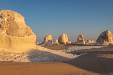 Beyaz Çöl Ulusal Parkı, Al Farafra, New Valley, Mısır. Batı Mısır 'ın Beyaz Çölü' nde kaya oluşumları.