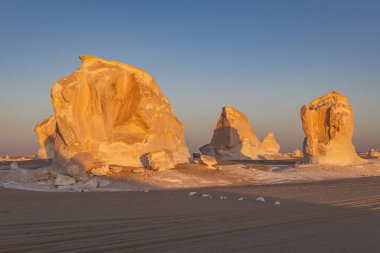 Beyaz Çöl Ulusal Parkı, Al Farafra, New Valley, Mısır. Mısır 'ın batısındaki Beyaz Çölde gün batımında kaya oluşumları.