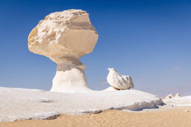 Beyaz Çöl Ulusal Parkı, Al Farafra, New Valley, Mısır. Batı Mısır 'ın Beyaz Çölü' nde kaya oluşumları.