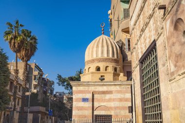 El-Darb Al-Ahmar, Eski Kahire, Kahire, Mısır. Hasan Sadaqa anıtmezarında küçük bir kubbe.