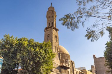 El-Darb Al-Ahmar, Eski Kahire, Kahire, Mısır. Hasan Sadaqa Anıtmezarının Minaresi ve Kubbesi.