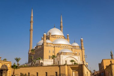 El Halife, Eski Kahire, Kahire, Mısır. Kahire Kalesi 'nde kubbeler ve minareler.