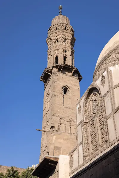 El-Darb Al-Ahmar, Eski Kahire, Kahire, Mısır. Hasan Sadaqa Anıtmezarının Minaresi ve Kubbesi.