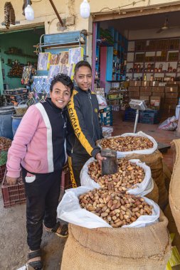 Al Wahat Al Baharia, Giza, Mısır. 20 Şubat 2023. Mısır 'ın batısındaki Bahariya vahasında tarihi olan çocuklar..