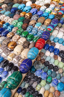 Giza Piramit Kompleksi, Al Ahram, Giza, Mısır. 22 Şubat 2023. Giza 'daki Büyük Piramit Kompleksi' nde satılık renkli böcekler..