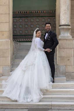 Roda Adası, Eski Kahire, Kahire, Mısır. 23 Şubat 2024. Gelin ve damat resimlerini Kahire 'deki Prens Muhammed Ali Sarayı' nda çektiriyorlar..