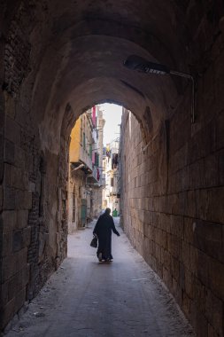 El-Darb Al-Ahmar, Eski Kahire, Kahire, Mısır. 26 Şubat 2024. Kahire 'de dar dar dar sokaklar.