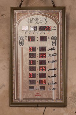 El-Darb Al-Ahmar, Eski Kahire, Kahire, Mısır. 26 Şubat 2024. Kahire 'deki Amir Al-Maridani Camii' nde namaz saatini gösteren elektrik tabelası..