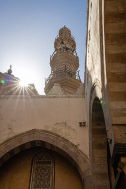 El-Darb Al-Ahmar, Eski Kahire, Kahire, Mısır. 26 Şubat 2024. Kahire 'deki Amir Al-Maridani Camii' nin minaresi..
