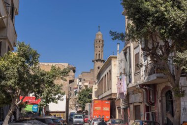 El-Darb Al-Ahmar, Eski Kahire, Kahire, Mısır. 26 Şubat 2024. Eski Kahire 'de işlek bir caddenin üstündeki minare..