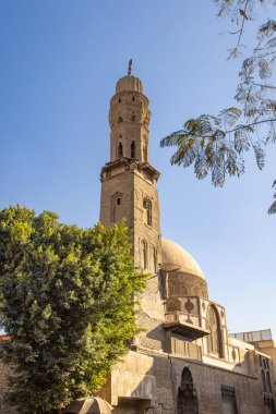 El-Darb Al-Ahmar, Eski Kahire, Kahire, Mısır. 26 Şubat 2024. Hasan Sadaqa Anıtmezarının Minaresi ve Kubbesi.