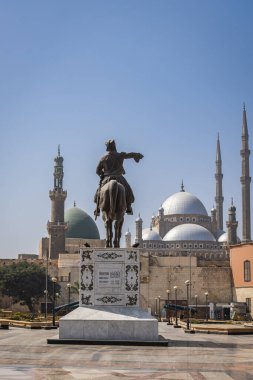 El Halife, Eski Kahire, Kahire, Mısır. 2 Mart 2023. Milli Askeri Müze 'deki Kahire Kalesi' nin önündeki İbrahim Paşa 'nın Binicilik Heykeli.