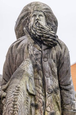 Kuzey Amerika, ABD, Washington Eyaleti, Long Beach. 25 Ağustos 2022. Balıkçının mersin balığıyla oyarak sürüklenen bir odun..