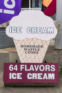 Kuzey Amerika, ABD, Washington Eyaleti, Long Beach. 25 Ağustos 2022. Bir dondurma dükkanı için kaldırım tabelası.