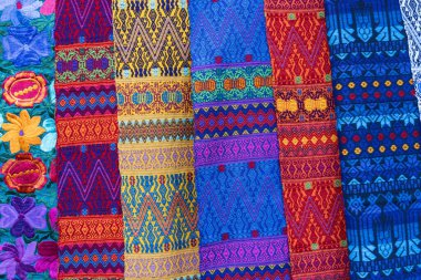 Antigua Guatemala, Sacatepequez, Guatemala. Antigua Guatemala 'da satılık renkli geleneksel dokuma kumaş..