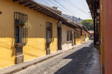 Antigua Guatemala, Sacatepequez, Guatemala. Antigua Guatemala dar bir sokak..
