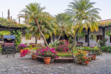 Antigua Guatemala, Sacatepequez, Guatemala. Antigua Guatemala 'da küçük bir şehir meydanında banklar ve çiçekler..