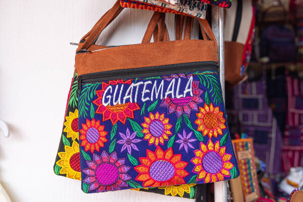 Антигуа Гватемала, Сакатепекес, Гватемала. Сувенирная сумка из традиционной тканой ткани для продажи в Антигуа-Гватемала.
