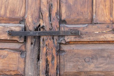 Antigua Guatemala, Sacatepequez, Guatemala. Antika demir bar eski ahşap bir kapıyı kapatıyor..