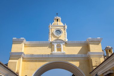 Antigua Guatemala, Sacatepequez, Guatemala. Antigua Guatemala 'daki Santa Catalina Kemeri' ndeki saat kulesi..