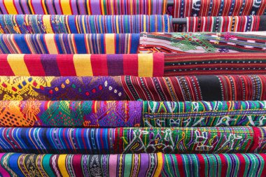 Antigua Guatemala, Sacatepequez, Guatemala. Antigua Guatemala 'daki bir markette geleneksel örgü kumaş satışı..