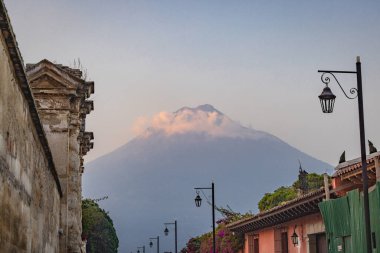 Antigua Guatemala, Sacatepequez, Guatemala. Agua Volcan 'ın zirvesi Antigua Guatemala' dan görüldü.