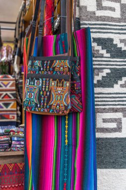 Panajachel, Solola, Guatemala. Renkli geleneksel kumaşla süslenmiş el çantaları..
