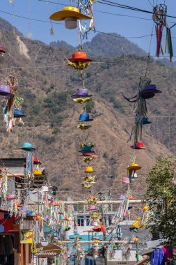San Juan La Laguna, Solola, Guatemala. San Juan La Laguna, Guatemala 'da asılı renkli şapkalar.