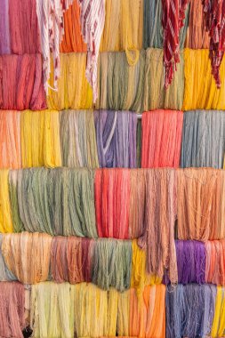 San Juan La Laguna, Solola, Guatemala. Atitlan Gölü yakınlarındaki bir markette satılık renkli iplikler..