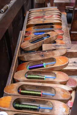 Santiago Atitlan, Solola, Guatemala. Santiago Atitlan 'da geleneksel dokuma tezgahında mekik dokumak.