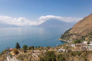 Santa Cruz La Laguna, Solola, Guatemala. San Pedro Volkanı ve Atitlan Gölü manzarası.