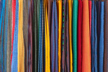 San Antonio Palopo, Solola, Guatemala. Geleneksel örgü kumaşlar Atitlan Gölü yakınlarındaki bir pazarda satılıyor..