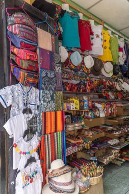 Antigua Guatemala, Sacatepequez, Guatemala. 8 Mart 2024. Antigua Guatemala 'da turist dükkanı.