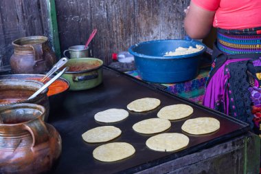 Antigua Guatemala, Sacatepequez, Guatemala. 8 Mart 2024. Antigua Guatemala 'da taze mısır tortillası yapıyorum..
