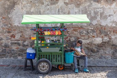 Antigua Guatemala, Sacatepequez, Guatemala. 8 Mart 2024. Antigua Guatemala 'da taze meyve çerezi satan araba..