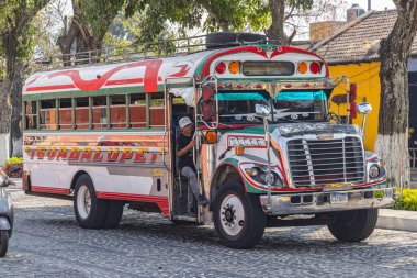 Antigua Guatemala, Sacatepequez, Guatemala. 8 Mart 2024. Antigua Guatemala 'da renkli bir otobüs.