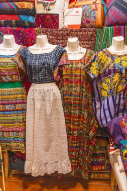 Antigua Guatemala, Sacatepequez, Guatemala. 8 Mart 2024. Antigua Guatemala 'daki Esnaf Pazarı' nda geleneksel kadın kıyafetleri satılıyor..