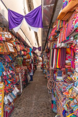 Antigua Guatemala, Sacatepequez, Guatemala. 8 Mart 2024. Antigua Guatemala 'daki Esnaf Pazarı' nda satılık renkli dokunmuş eşyalar..