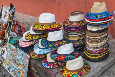 Antigua Guatemala, Sacatepequez, Guatemala. 8 Mart 2024. Antigua Guatemala 'da bir sokakta satılık şapkalar..