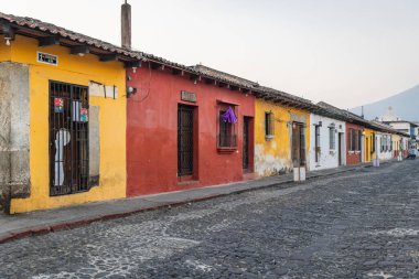 Antigua Guatemala, Sacatepequez, Guatemala. 10 Mart 2024. Antigua Guatemala 'da bir kaldırım taşı caddesinde küçük dükkanlar ve evler.