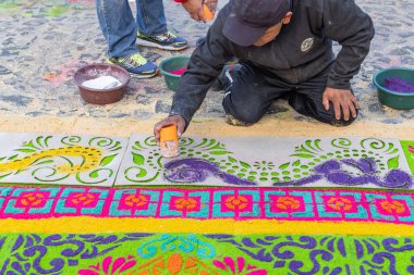 Antigua Guatemala, Sacatepequez, Guatemala. 10 Mart 2024. Semana Noel Baba Kutsal Paskalya kutlamaları için parlak renkli talaşlardan alfombra süslemeleri yapıyorlar..