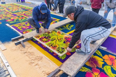 Antigua Guatemala, Sacatepequez, Guatemala. 10 Mart 2024. Semana Noel Baba Kutsal Paskalya kutlamaları için parlak renkli talaşlardan alfombra süslemeleri yapıyorlar..