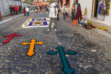 Antigua Guatemala, Sacatepequez, Guatemala. 10 Mart 2024. Semana Noel Baba Kutsal Paskalya kutlamaları için parlak renkli talaşlardan alfombra süslemeleri yapıyorlar..