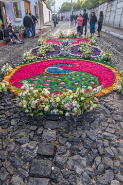 Antigua Guatemala, Sacatepequez, Guatemala. 10 Mart 2024. Semana Noel Baba 'nın Paskalya Bayramı için parlak renkli talaş ve çiçeklerden alfombra süslemeleri..