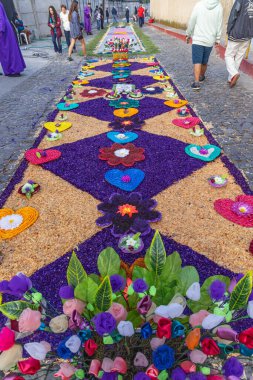 Antigua Guatemala, Sacatepequez, Guatemala. 10 Mart 2024. Semana Noel Baba 'nın Paskalya Bayramı için parlak renkli talaş ve çiçeklerden alfombra süslemeleri..