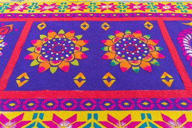 Antigua Guatemala, Sacatepequez, Guatemala. 10 Mart 2024. Semana Noel Baba Kutsal Paskalya kutlamaları için parlak renkli talaşlardan alfombra süslemeleri yapıyorlar..