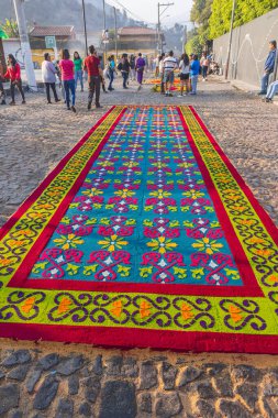 Antigua Guatemala, Sacatepequez, Guatemala. 10 Mart 2024. Semana Noel Baba Kutsal Paskalya kutlamaları için parlak renkli talaşlardan alfombra süslemeleri yapıyorlar..