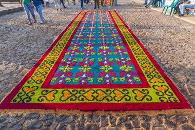 Antigua Guatemala, Sacatepequez, Guatemala. 10 Mart 2024. Semana Noel Baba Kutsal Paskalya kutlamaları için parlak renkli talaşlardan alfombra süslemeleri yapıyorlar..